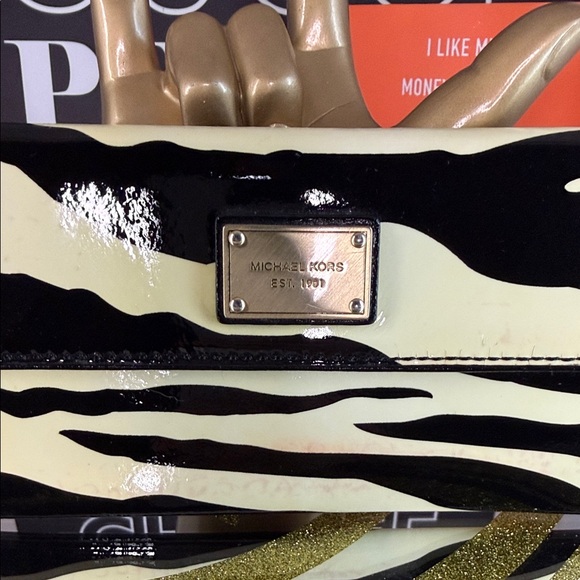 Michael Kors Black and Off White  Wallet - Picture 2 of 12
